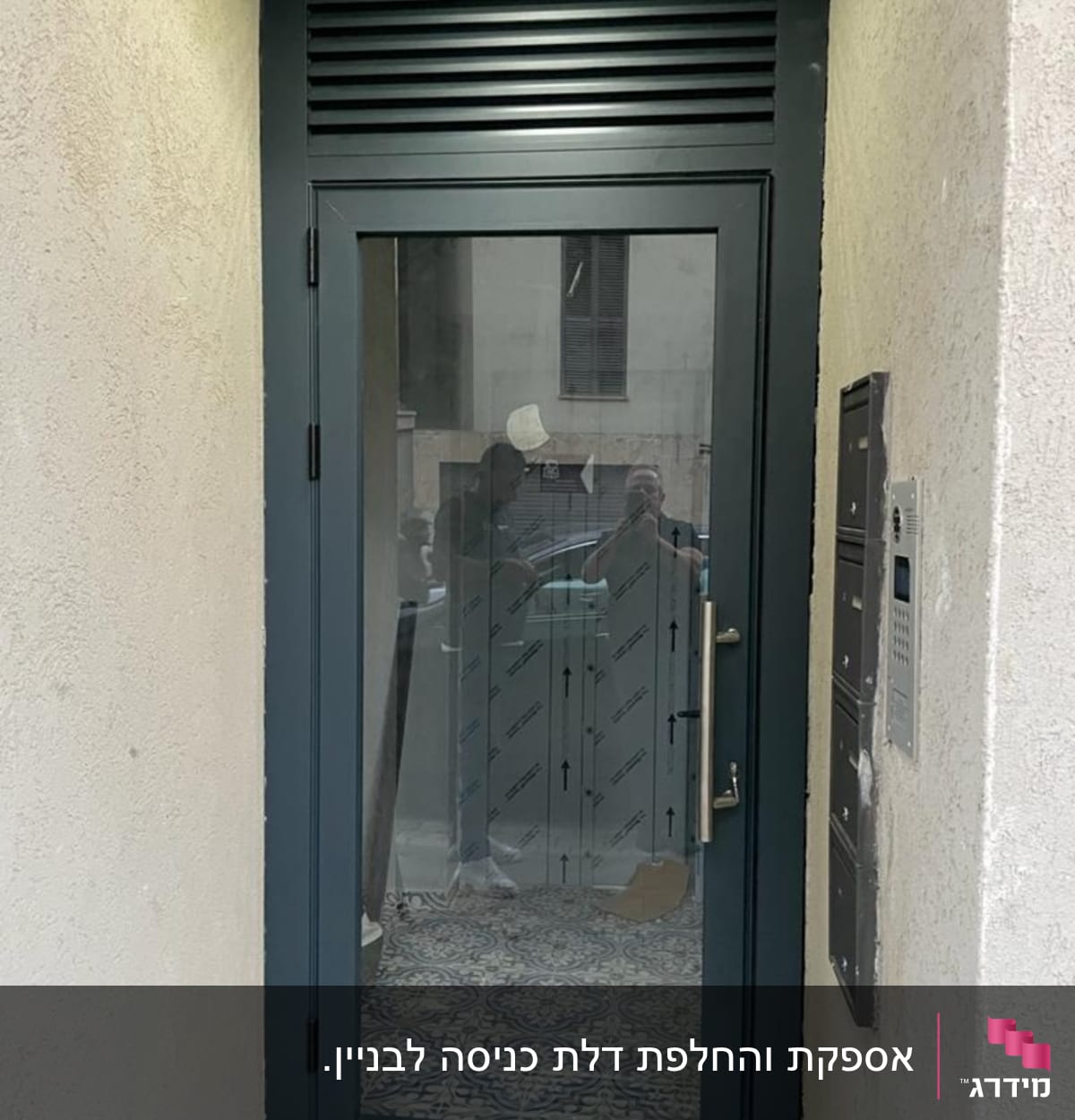 דלת אלומיניום עם זכוכית ומסגרת כהה